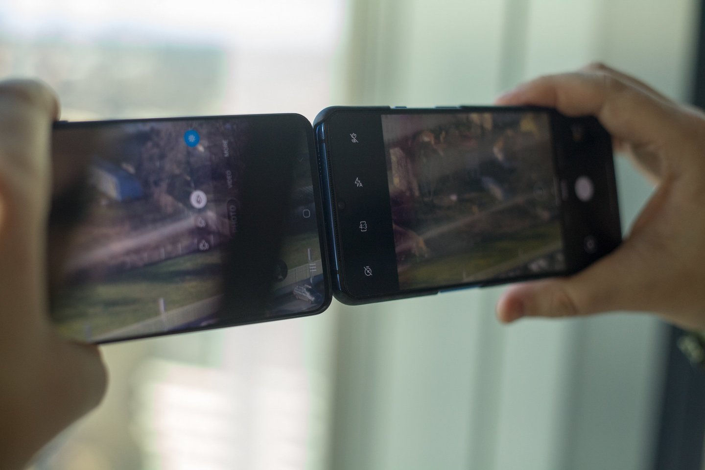 Priartinimo vaizdas ekranuose: „Samsung Galaxy S20 Ultra” (kairėje) ir „Huawei P20 Pro”.<br> A. Rutkausko nuotr.