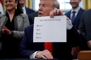 D. Trumpas susilaukė kritikos strėlių dėl kišimosi į Rogerio Stone'o bylą