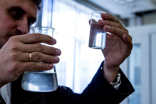 KTU mokslininkų išradimas keliauja vartotojams – sukurtas unikalus skysčius filtruojantis kamštelis