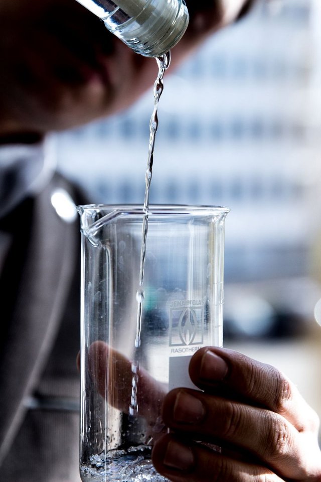 Naujausias pavyzdys – maisto pramonei sukurtas išradimas, skirtas filtruoti standžiuose buteliuose, pavyzdžiui, stikliniuose, esančius gėrimus, kuriuose yra ypač smulkių kietų dalelių. <br>KTU nuotr. 