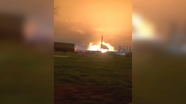 Didelis gaisras naftos perdirbimo gamykloje: ugnis raižė dangų, nugriaudėjo sprogimas