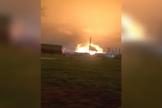 Didelis gaisras naftos perdirbimo gamykloje: ugnis raižė dangų, nugriaudėjo sprogimas