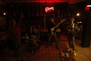 „Čia gyvena muzika“ naktinėse sesijose savo kūrinį atliko grupė „Garbanotas“