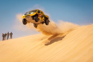 Geriausioje sausio sporto nuotraukoje – įspūdingas automobilio skrydis