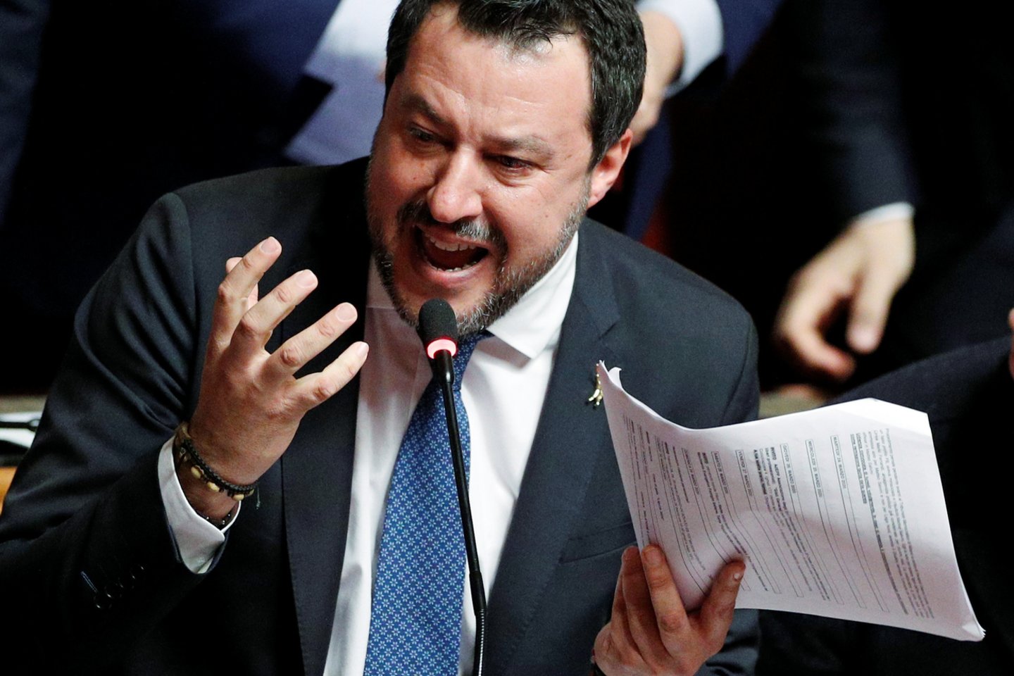  ​Italijos senatas trečiadienį sprendžia, ar leisti patraukti baudžiamojon atsakomybėn buvusį vidaus reikalų ministrą Matteo Salvini, kaip jis pats to reikalauja, dėl numanomo migrantų laikymo įkaitais kelias dienas pakrančių sargybos laive, užuot leidus jiems tučtuojau išsilaipinti praėjusią vasarą Sicilijoje.<br>Reuters/Scanpix nuotr.