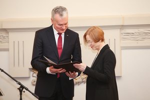G. Nausėda tautosakininkei N. Laurinkienei įteikė J. Basanavičiaus premiją