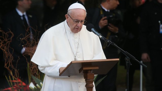 Popiežius Pranciškus nepritaria siūlymams atsisakyti celibato