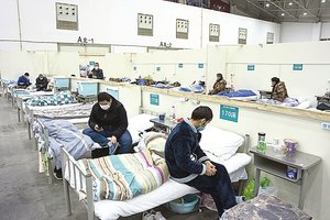 Vis sparčiau plintančio viruso baimė kelia klausimą: kaip geriau jį sustabdyti?