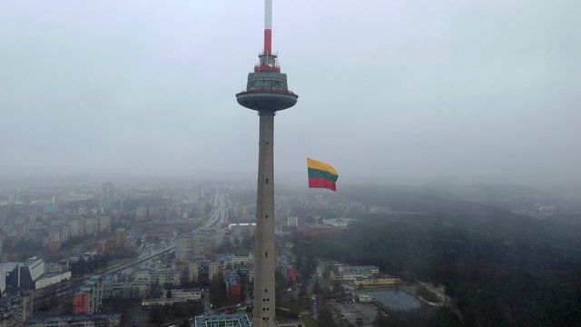 Pasigrožėkite: Vilniaus televizijos bokštą papuošė didinga trispalvė