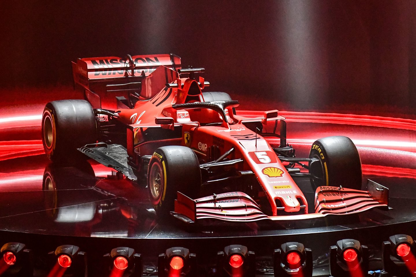  „Ferrari“ naujojo bolido pristatymas. Italijos komanda užsimojo būtent 2020 metais užbaigti „Mercedes“ ir L.Hamiltono dominavimą.<br>AFP/Scanpix nuotr.