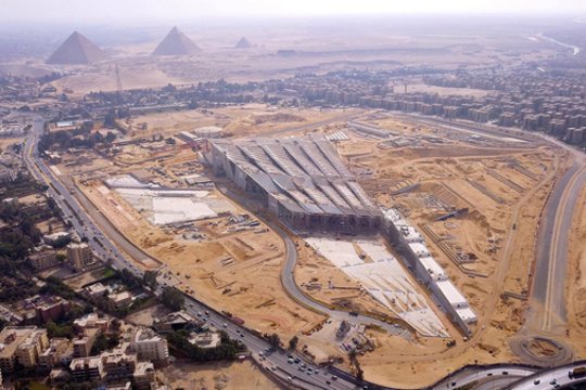 Greta didžiųjų Gizos ir Kairo piramidžių bus galima apžiūrėti didžiausią Egipto artefaktų kolekciją, o 100 tūkst. kv. m plote – vienas didžiausių muziejų pasaulyje.<br>Heneghan Peng Architects / archdaily.com vizual.