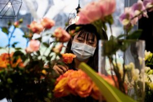 Gėlių pardavėjai ieško unikalių sprendimų: kovai su koronavirusu pasitelks puokštes su dezinfekciniu skysčiu