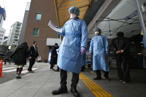 Kinijoje nuo koronaviruso mirė šeši medikai, dar per 1,7 tūkst. užsikrėtė