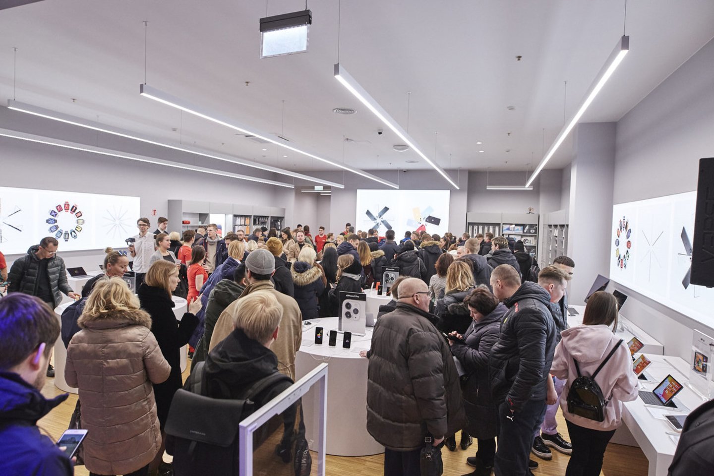  Penktadienį naujausios „iDeal“ parduotuvės atidaryme Vilniaus „Akropolyje“ apsilankę žymūs žmonės papasakojo apie savo apsipirkinėjimo įpročius.<br> „iDeal“ nuotr.