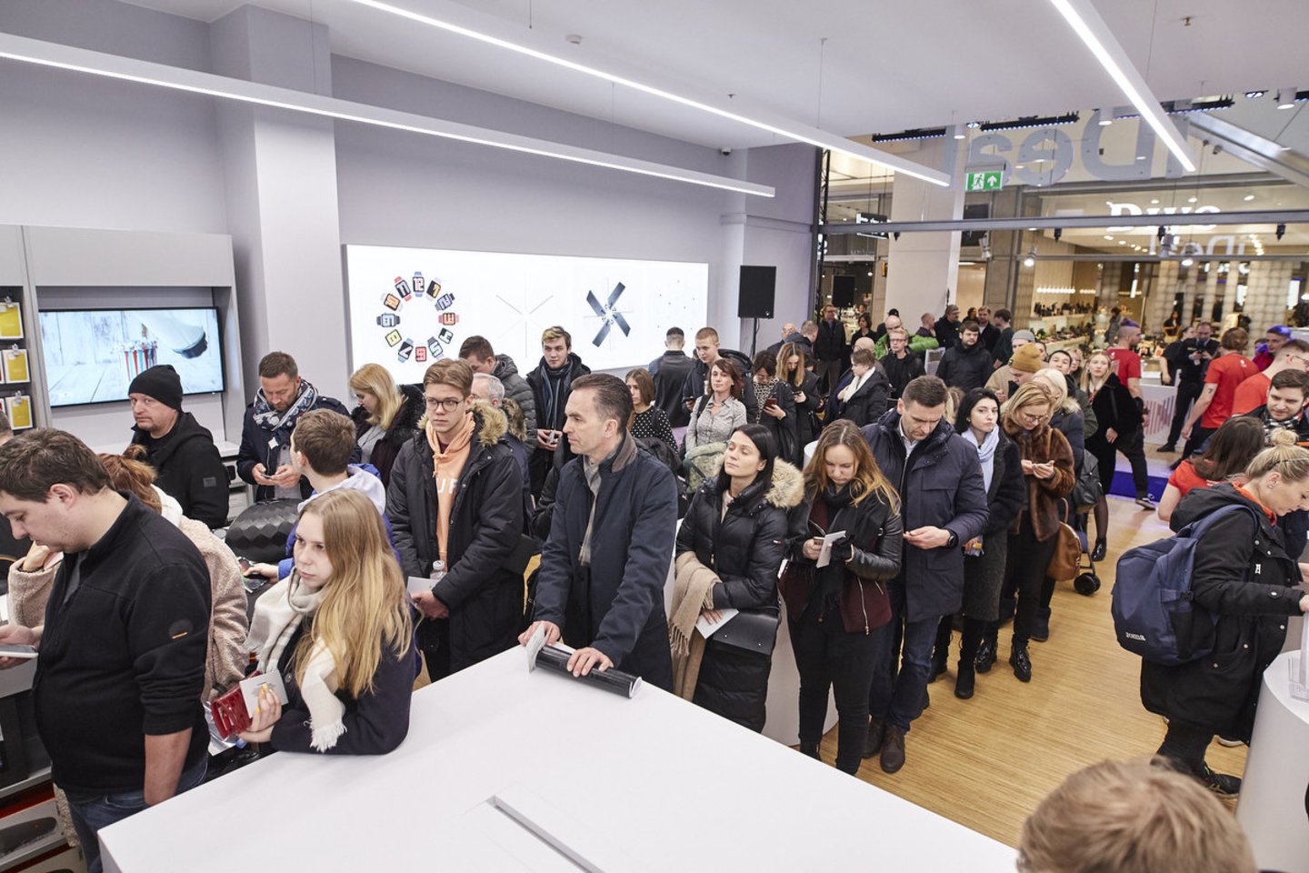  Penktadienį naujausios „iDeal“ parduotuvės atidaryme Vilniaus „Akropolyje“ apsilankę žymūs žmonės papasakojo apie savo apsipirkinėjimo įpročius.<br> „iDeal“ nuotr.