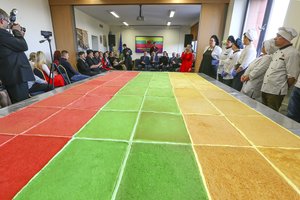 Šiauliečių staigmena šventėms – iškepė milžinišką pyragą-dėlionę