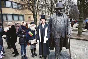 Svajojo apie paminklą signatarui, o stinga dėmesio net kapavietei