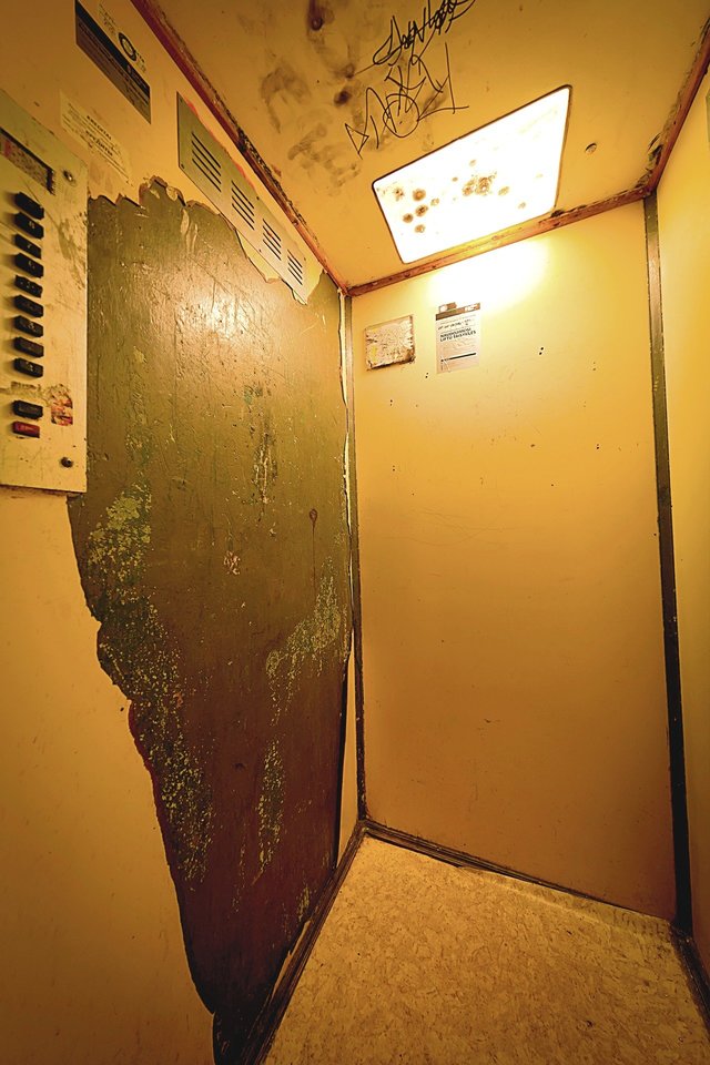 Šiuo metu sostinės daugiabučiuose yra 116 kritinės būklės liftų, kuriuos bet kada gali būti uždrausta naudoti.<br>„Sostinės“ nuotr.