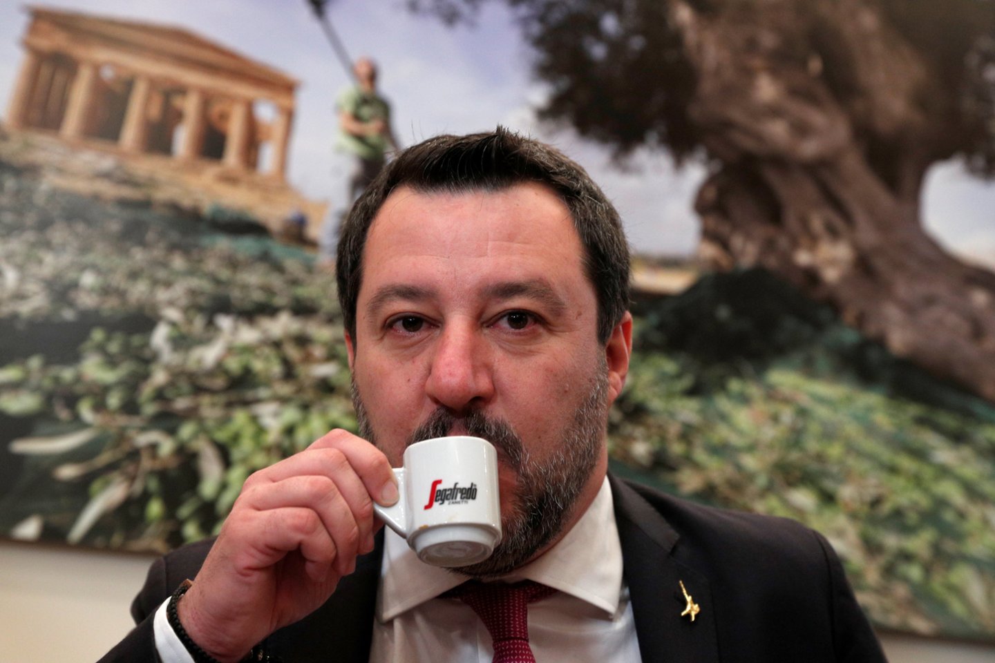 Italijos pakrančių sargybos laivui M.Salvini praėjusią vasarą uždraudė išlaipinti Viduržemio jūroje išgelbėtus migrantus.<br>„Reuters“/„Scanpix“ nuotr.