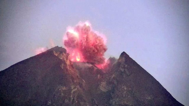 Įspūdingi vaizdai: užfiksuotas vieno aktyviausių ugnikalnių išsiveržimas