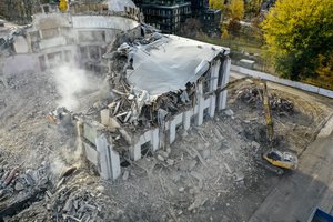 Susiėmė už galvų dėl Profsąjungų rūmų griovimo: vėjais paleido 0,5 mln. eurų