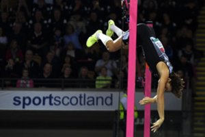 20-metis šuolininkas su kartimi A. Duplantis pagerino vos savaitę gyvavusį savo pasaulio rekordą