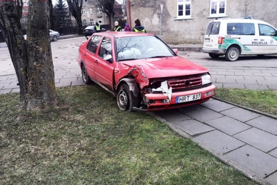 Šilutės gatvėmis skriejusio girto vairuotojo kelionę sustabdė medis, automobilio keleivis pasišalino
