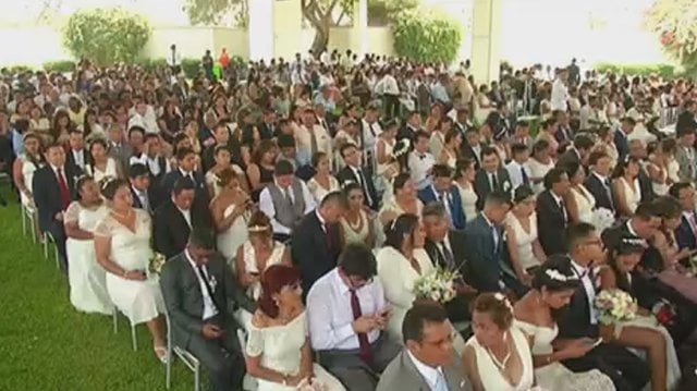 Meilės diena paminėta įspūdingu renginiu – vienoje vietoje susituokė daugiau nei 100 porų