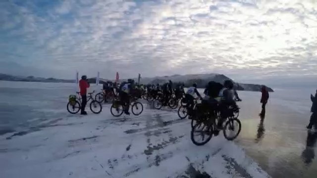 Ištvermės varžybos Rusijoje: entuziastai lenktyniauja ant užšalusio Baikalo ežero