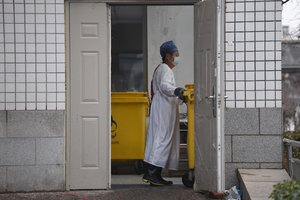 Koronaviruso epidemija įsisiautėjo – aukų skaičius viršijo 1,6 tūkstančio