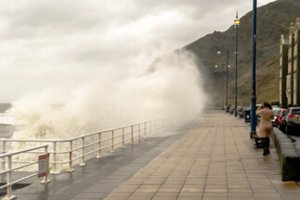 Audra „Dennis“ pasiekė Jungtinę Karalystę: paskelbtas perspėjimas dėl pavojaus gyvybei