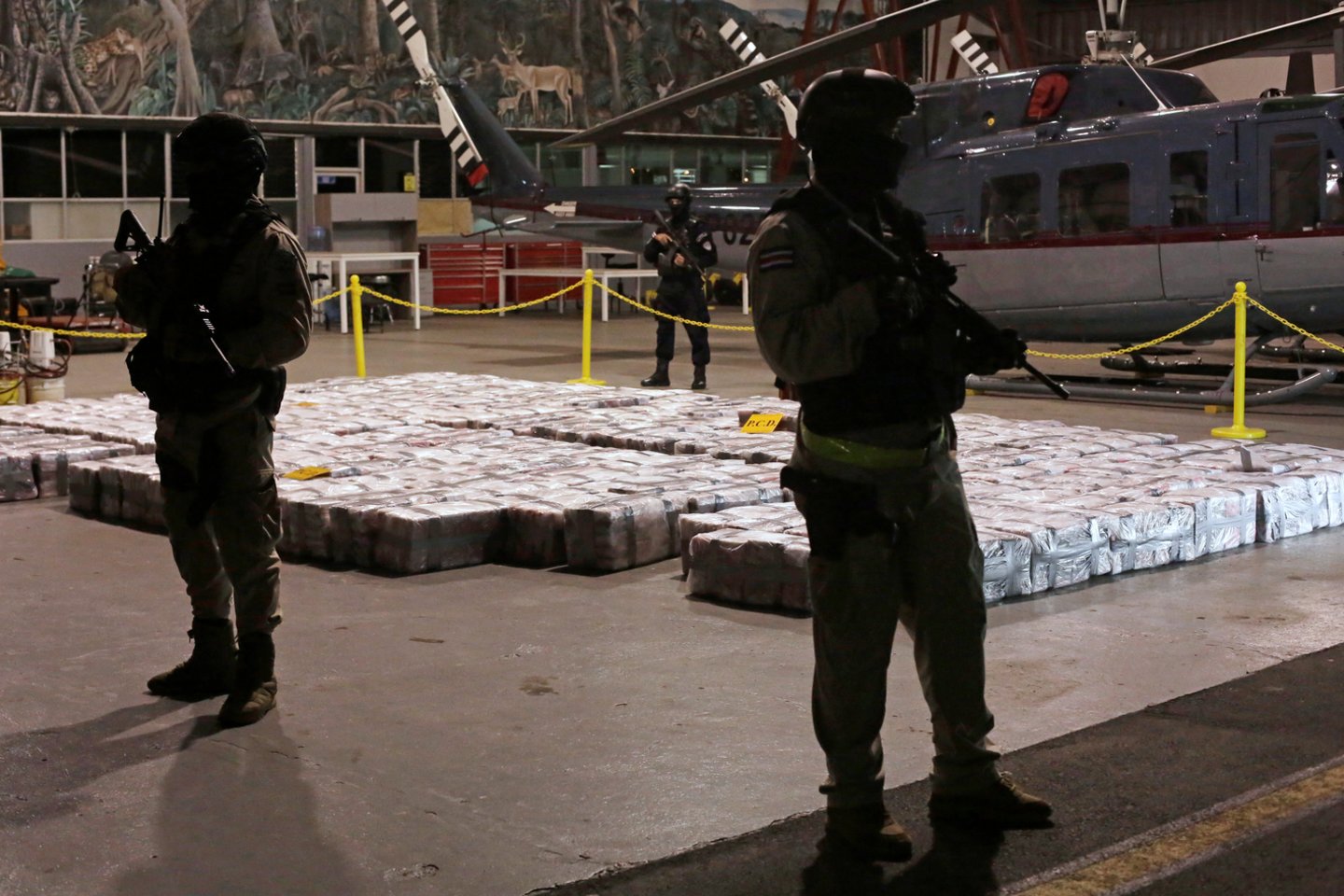  Kosta Rikos policija šeštadienį konfiskavo didžiausią narkotikų siuntą šalies istorijoje – konteineryje, kurį buvo ketinta gabenti į Nyderlandus, buvo aptikta daugiau nei 5 tonos kokaino.<br> Reuters/Scanpix nuotr.