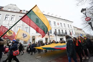 Tūkstantinė minia, nešina trispalve, Vilniuje švenčia Vasario 16-ąją