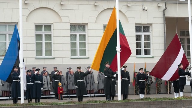 Simono Daukanto aikštėje – Baltijos šalių vėliavų pakėlimas ir prezidento sveikinimas