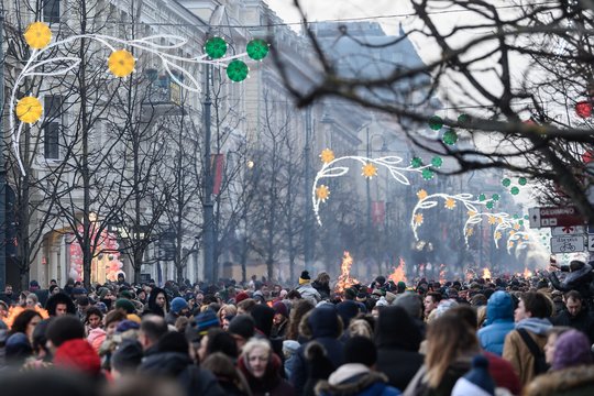  Vasario 16-osios proga Vilniuje suliepsnojo laužai.<br> V.Skaraičio nuotr.