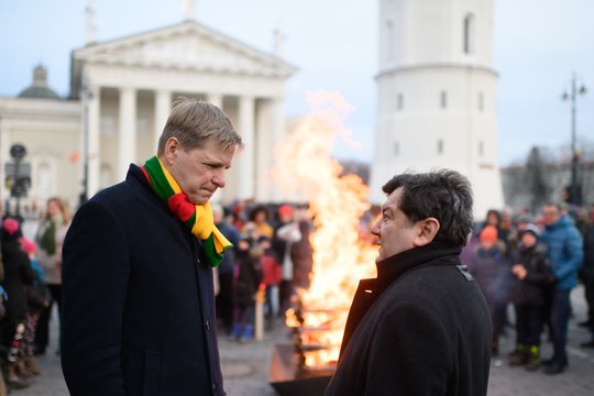  Vasario 16-osios proga Vilniuje suliepsnojo laužai.<br> V.Skaraičio nuotr.