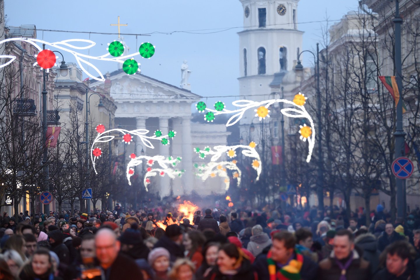  Vasario 16-osios proga Vilniuje suliepsnojo laužai.<br> V.Skaraičio nuotr.