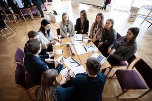 Architektūra dar mokyklos suole – moksleiviai pristatė įspūdingų viešbučio projektų