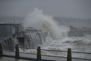 Jungtinėje Karalystėje tęsiantis audrai, paskelbti „griežti“ perspėjimai dėl potvynių
