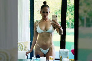 50-metė Jennifer Lopez parodė žadą atimančias kūno linijas