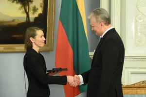 Nacionalinę premiją atsiėmusi V. Kuodytė įteikė dovaną G. Nausėdai, tačiau spaudos konferencijoje nepasirodė