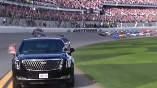 D. Trumpo limuzinas išlydėjo į prestižines lenktynes NASCAR automobilius