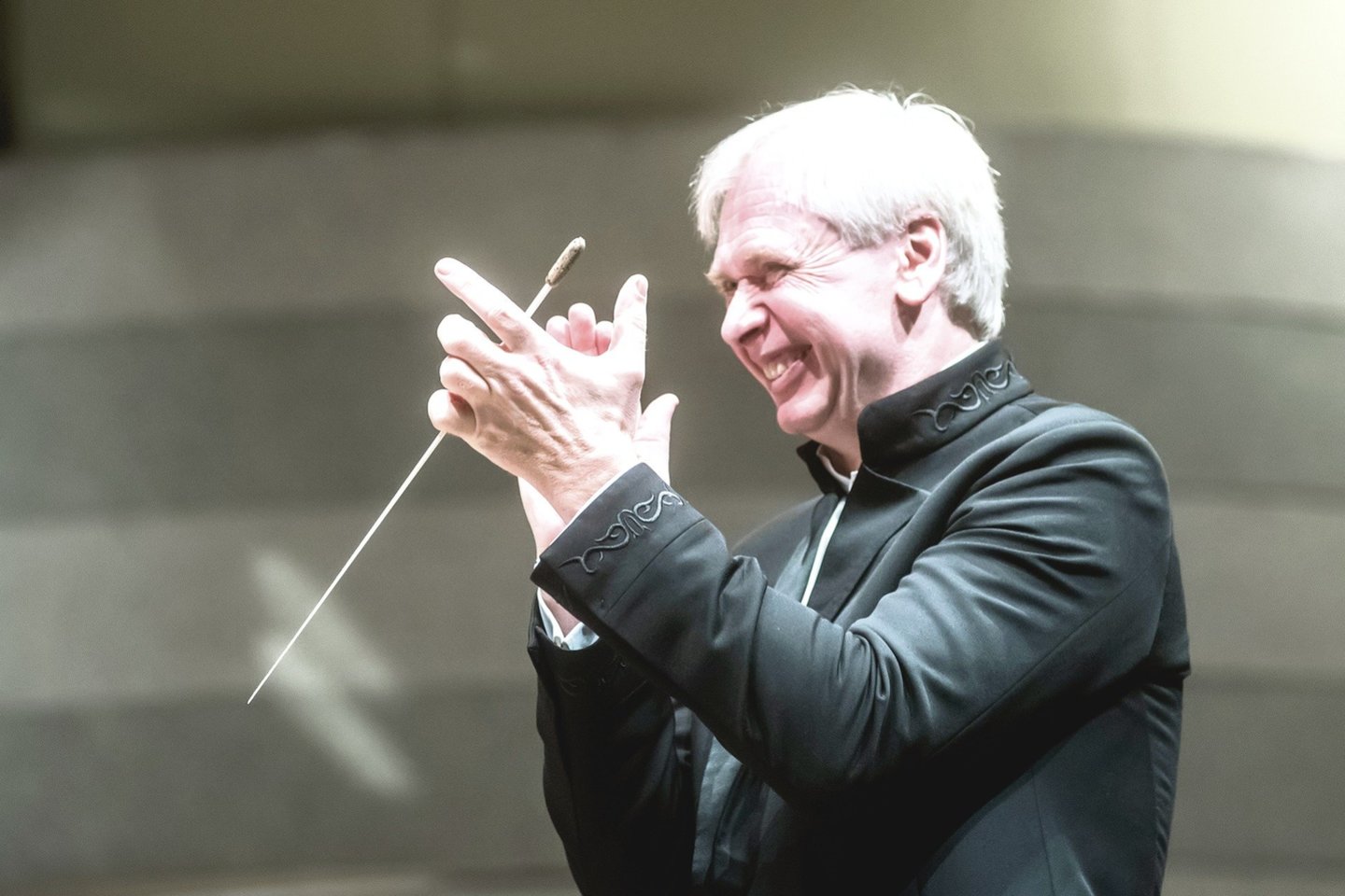 Dirigentas, LVSO įkūrėjas G.Rinkevičius 60 metų jubiliejaus proga įteiks dovaną ir sau, ir muzikos gerbėjams.<br>D.Matvejevo nuotr.