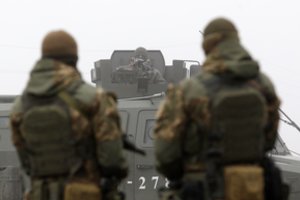 Prorusiškos pajėgos Donbaso gyvenvietėse puola Ukrainos karius, šaudo draudžiamais ginklais