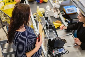 Parduotuvėje išgirdusi kasininkės prašymą pirkėja vos neatsisėdo ant grindų