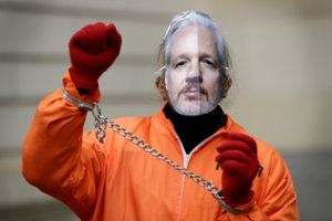 Gydytojai ir žiniasklaidos laisvę ginanti grupė reiškia palaikymą J. Assange'ui