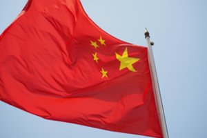 Kinija užsipuolė „nepriimtiną“ JAV sprendimą griežtinti taisykles jos žiniasklaidai