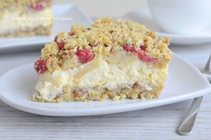 Riešutinis trupininis obuolių pyragas su maskarpone – drėgnas, švelnus ir gaivus