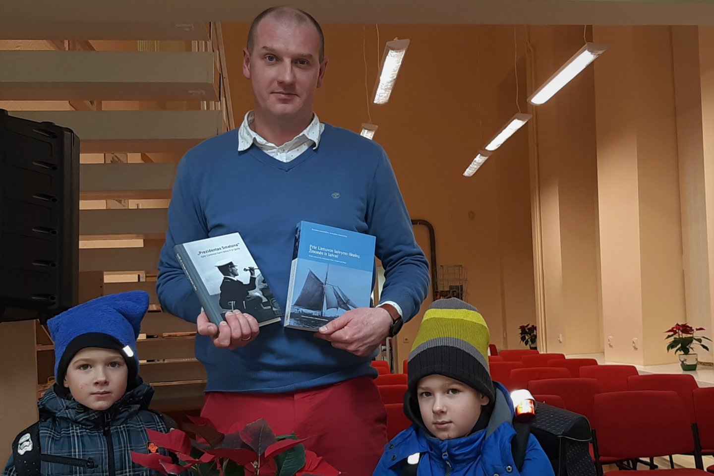 Lietuvos jūrų muziejaus istorikas Romualdas Adomavičius pristatė net dvi naujas knygas.<br>G.Pilaičio nuotr. 