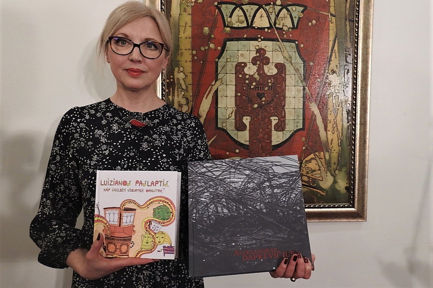 Meno bibliotekos vedėja Birutė Skaisgirienė pristatė skaitytojų ir komisijos išrinktas knygas.<br>G.Pilaičio nuotr. 